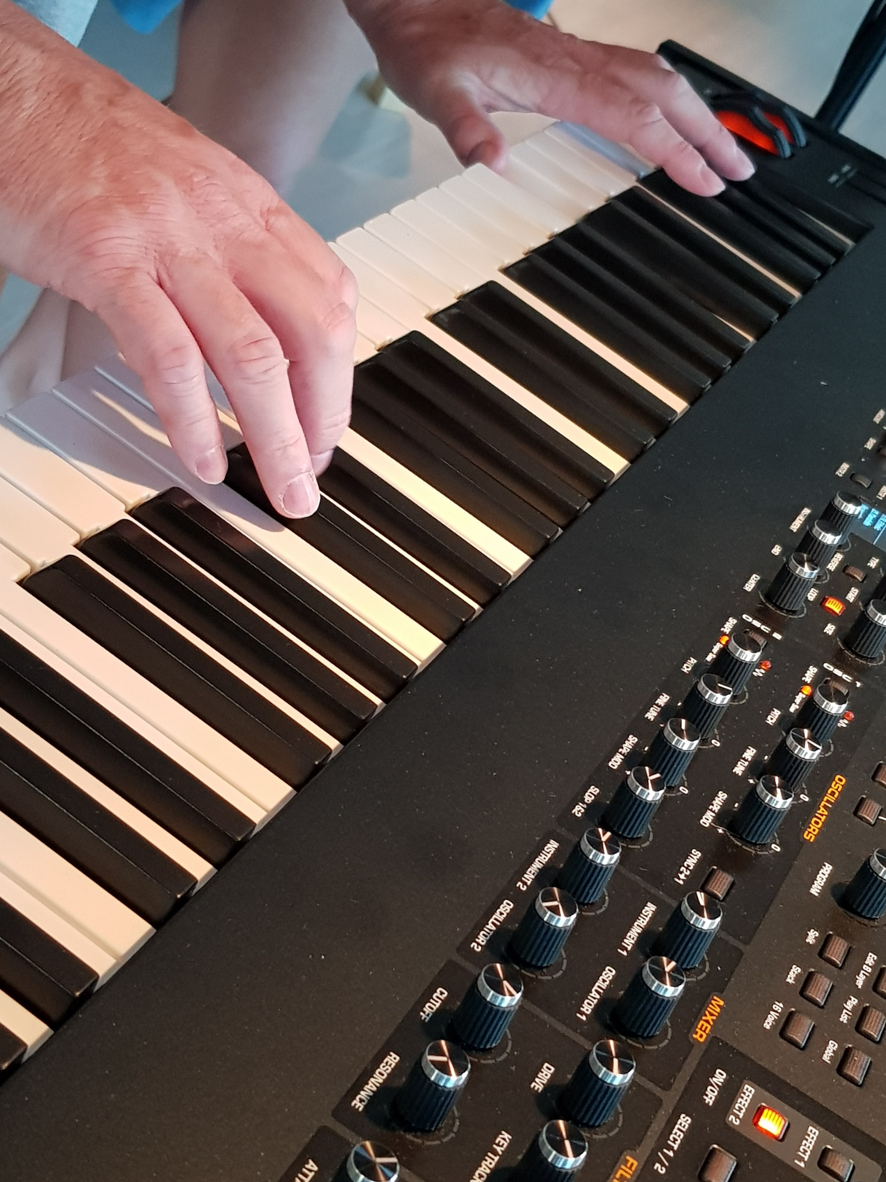Hands on synthesizer